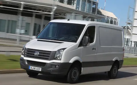 Furgoneta blanca Volkswagen en movimiento. El carnet de coche es el B, perfecto para conducir este vehículo.
