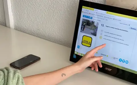 Persona estudiando para el examen de moto A2. La pantalla muestra una pregunta sobre la prueba de alcoholemia, indicando que el examen tiene 38 preguntas.