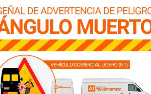 Señal de peligro ángulo muerto. Un camión negro y una motocicleta chocan en una señal de advertencia. Vehículo comercial ligero (N1).