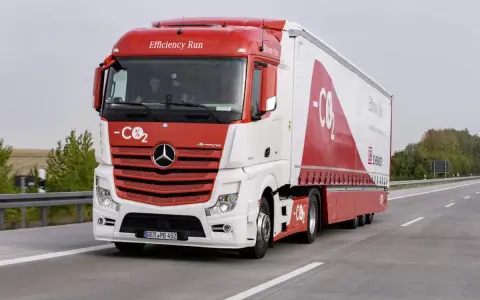 Camión Mercedes-Benz Actros con diseño "Efficiency Run" y "-CO₂". ¡Ideal para cuando te puedes sacar el carnet de camión!