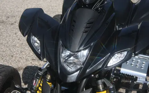 Detalle frontal de un quad negro brillante. Para conducir un quad de 500cc, se necesita el carnet B.