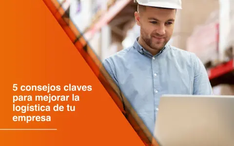 Operador de transporte con casco blanco revisa datos en laptop en almacén. Texto: "5 consejos claves para mejorar la logística de tu empresa".