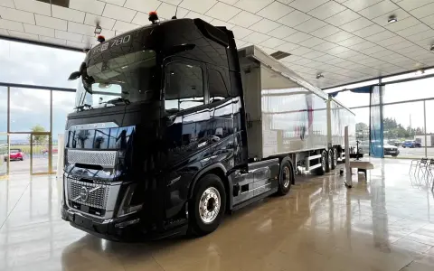 Camión euromodular Volvo FH 780 negro brillante, listo para la carretera.