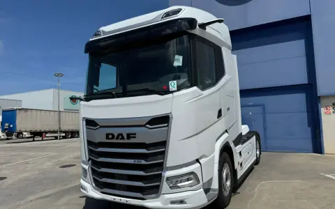 Camión DAF XF 530 blanco, moderno y listo para la carretera. Su diseño aerodinámico promete un bajo consumo.