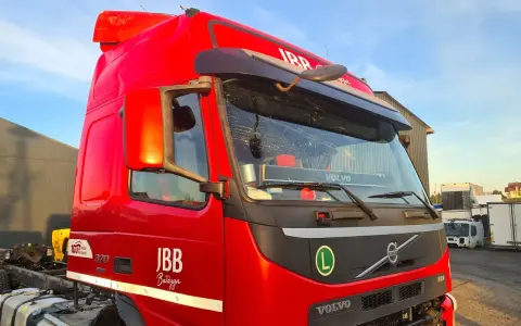 Cabina roja de un Volvo Globetrotter, lista para recorrer el mundo.
