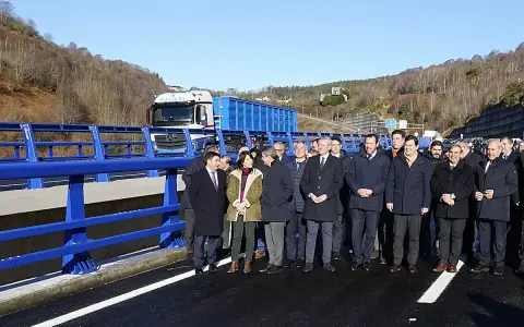 Grupo de personas en el viaducto A6, con un camión al fondo.