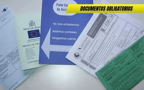 Documentos obligatorios para circular con un turismo: permiso de circulación, ficha técnica y seguro.