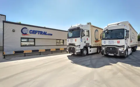 Dos camiones de CEFTRAL, listos para el curso de tráfico de mercancías por carretera.