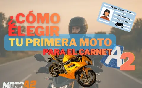 Joven con casco elige su primera moto para el carnet A2. ¡Obtén tu carnet moto 18 años y a rodar!