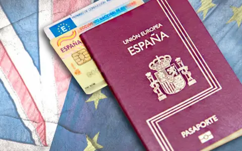 Pasaporte español y carnet de conducir básico sobre banderas de Reino Unido y Unión Europea.