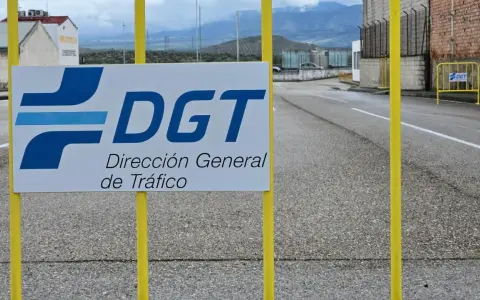 Cartel de la DGT, Dirección General de Tráfico, con el logo azul. Quizás aquí se preparen los códigos examen DGT.