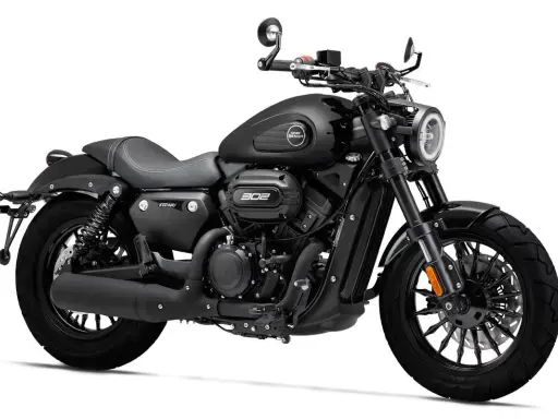 Motocicleta negra estilo cruiser, ideal para tu carnet moto 500cc. Diseño moderno y potente.