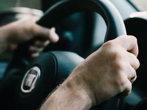 Manos al volante, sintiendo la libertad que da el carnet de que puedo conducir.