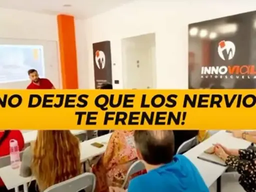 Aula de autoescuela. Un profesor da una charla motivacional para superar los nervios del examen de conducir.