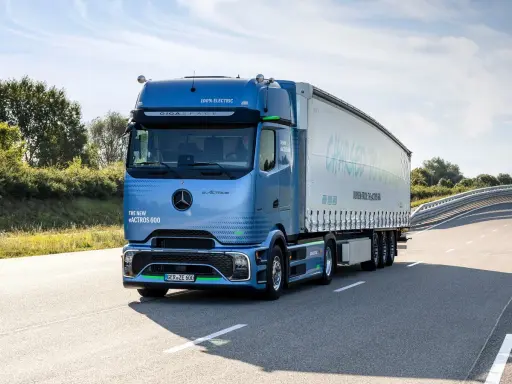 Camión eléctrico azul eActros 600 en carretera, listo para el toll collect en Alemania.