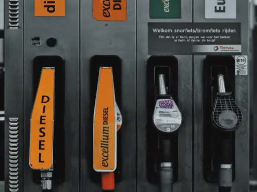 Dispensadores de combustible con etiquetas "DIESEL" y "excellium DIESEL". El precio del transporte por kg varía según el tipo de combustible.