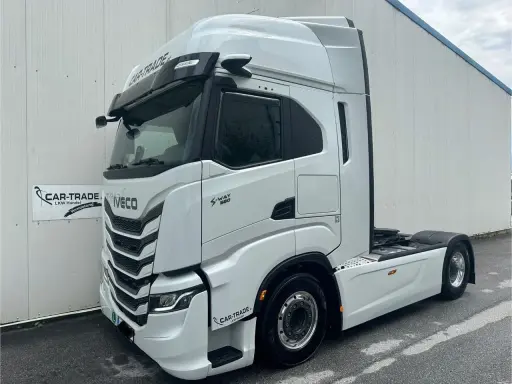 Camión blanco Iveco S-Way 580, listo para la carretera.