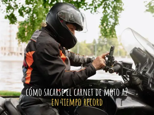 Persona con casco y chaqueta de moto ajustando su móvil en el manillar. ¿Cuánto se tarda en sacar el carnet de moto A2?