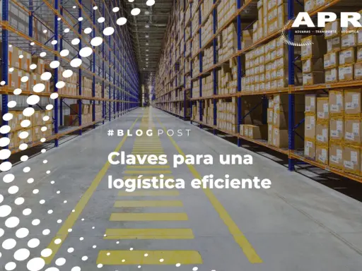 Pasillos de un almacén con estanterías llenas de cajas. La **carretera A23** es clave para una logística eficiente.