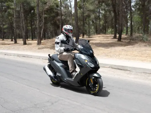 Hombre conduce moto Peugeot, ideal para conducir moto sin carnet A2.