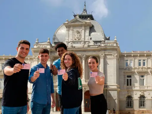 Cinco jóvenes sonríen mostrando sus permisos de conducir. ¡El carnet BTP ya no existe, pero la libertad de conducir sí!