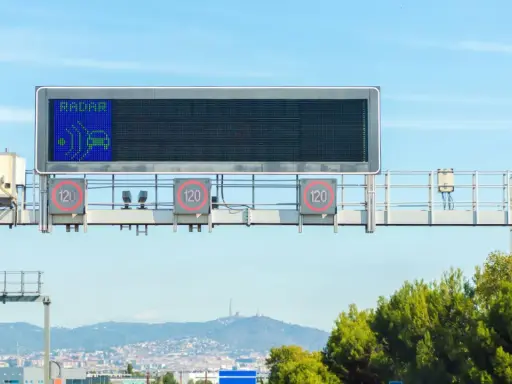 Panel electrónico indica radar y límite de 120 km/h. ¡Cuidado con la multa por línea continua!
