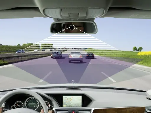 Vista desde el interior de un coche en autopista, mostrando cómo los **sistemas ADAS** detectan otros vehículos y el entorno.
