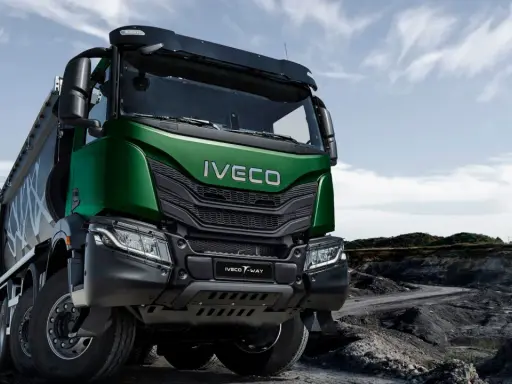 Camión Iveco T-Way verde, listo para la acción en terreno accidentado.
