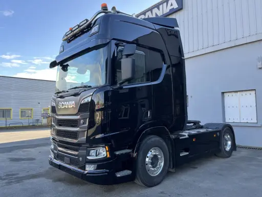 Camión Scania R590 negro brillante, listo para la carretera.