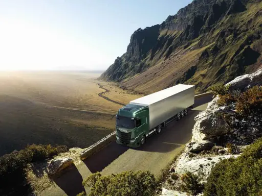 Camión Iveco S-Way 530 verde en carretera montañosa. Las opiniones sobre este modelo son muy positivas.
