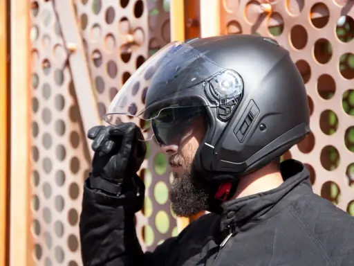 Hombre con barba y casco negro, listo para montar en quad. Es obligatorio llevar casco en un quad para tu seguridad.