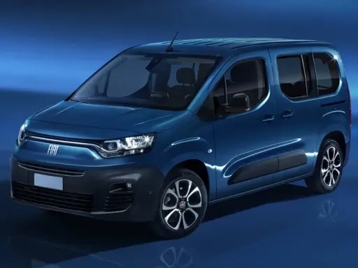 Furgoneta Fiat Doblo azul, ideal para familias, con detalles de diseño y un vistazo a sus dimensiones.