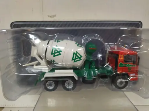 Camión hormigonera Pegaso Trakker en miniatura, con tambor blanco y verde, cabina roja y detalles verdes.
