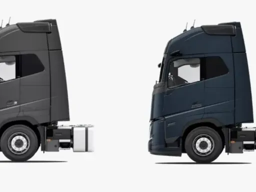 Dos camiones Volvo, uno gris y otro azul oscuro, listos para la carretera. Elige el camión Volvo más potente para tus necesidades.