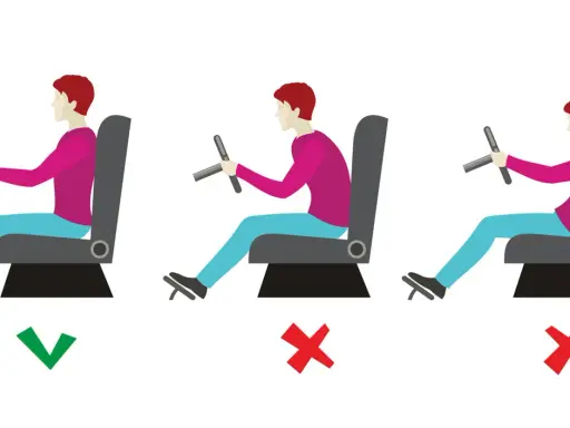 La postura correcta para conducir es sentarse erguido, con la espalda apoyada y los brazos ligeramente flexionados.