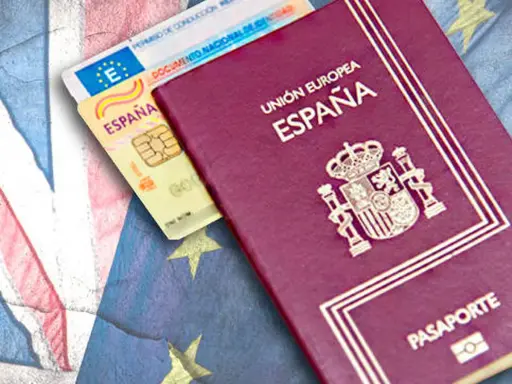 Pasaporte español y carnet de conducir, listos para un posible convenio Colombia España.