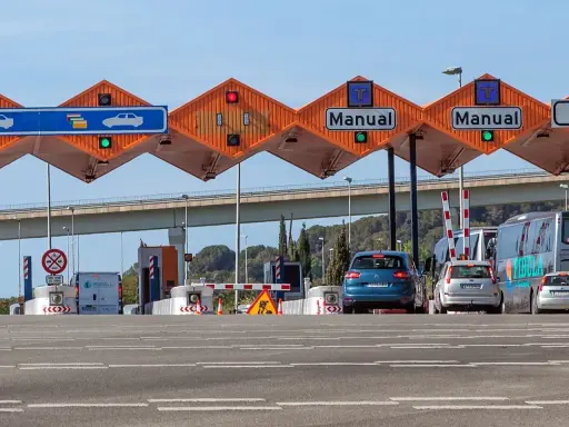 Peajes manuales en carretera. Los coches esperan para pagar.