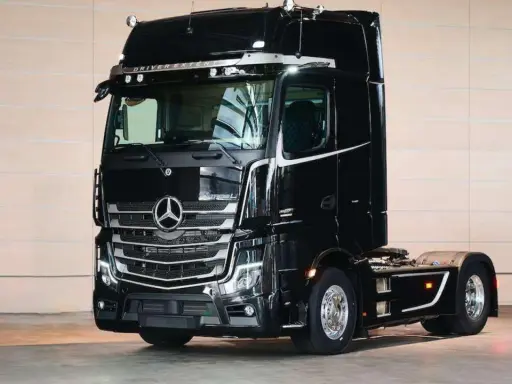 Camión Mercedes-Benz Actros L negro brillante, listo para la carretera.