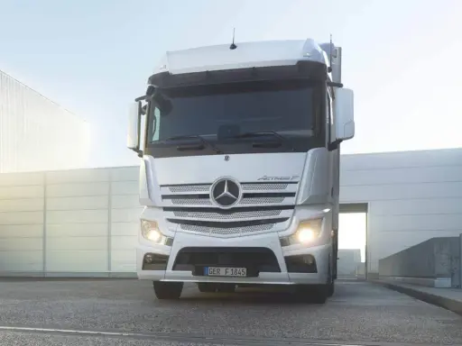 Camión Mercedes-Benz Actros F blanco, listo para la carretera, con su distintivo logo de estrella.