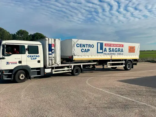 Camión de autoescuela "La Sagra" con remolque, listo para obtener el carnet C.