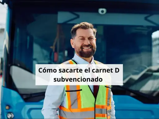 Hombre sonriente con chaleco reflectante frente a un autobús. Averigua cuánto cuesta el carnet de autobus D subvencionado.