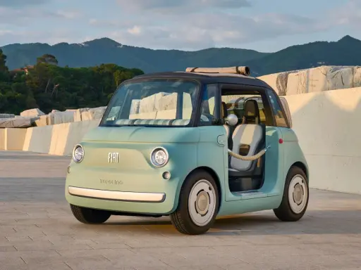 Fiat Topolino, uno de esos coches que no necesitan carnet de conducir, ideal para paseos veraniegos.