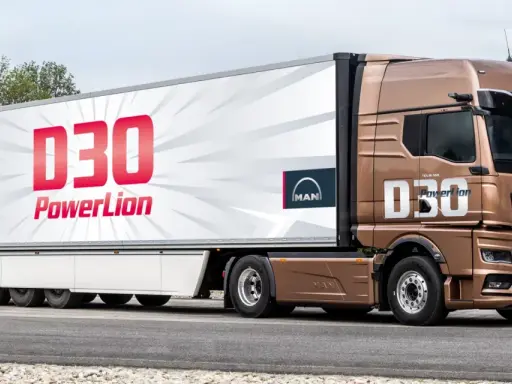 Camión MAN D30 PowerLion marrón, listo para la carretera.