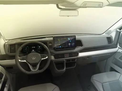 Interior de la Volkswagen Crafter, con pantalla táctil central, volante multifunción y diseño moderno.
