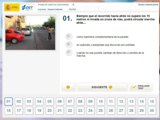 Pantalla de examen de la DGT con una pregunta sobre maniobras marcha atrás. Las preguntas más frecuentes DGT se resuelven así.
