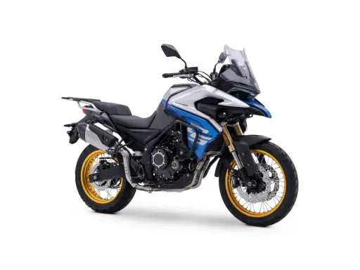 Moto de aventura azul y plateada, ideal como moto para principiantes. Perfecta para explorar caminos nuevos.