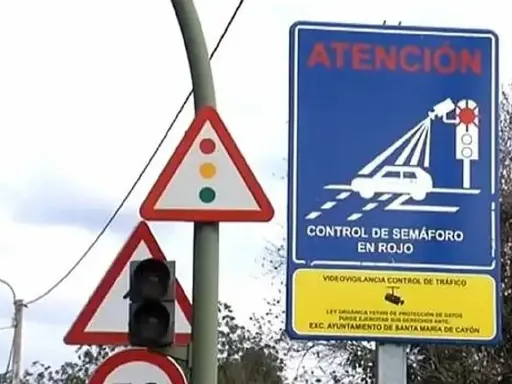 Señales de tráfico advierten: por saltarse un semáforo en rojo quitan puntos. Cámaras vigilan.