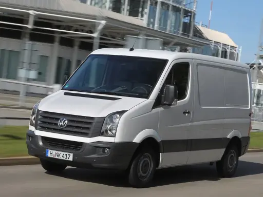 Furgoneta blanca Volkswagen en movimiento. El carnet de coche es el B, perfecto para conducir este vehículo.