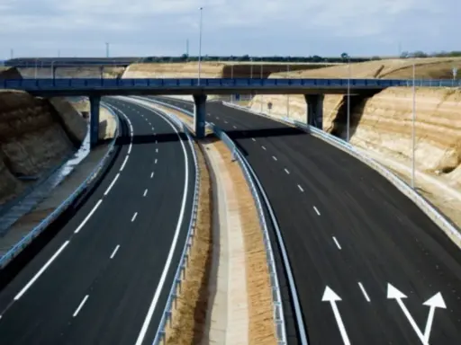 Autopista ap41 gratis, con un puente y cortes en la tierra.
