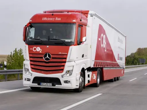 Camión Mercedes-Benz Actros con diseño "Efficiency Run" y "-CO₂". ¡Ideal para cuando te puedes sacar el carnet de camión!